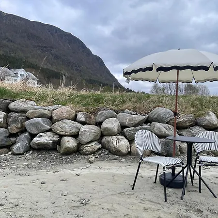 Lovely By The Sea With Shared Kitchen And Bathroom Hundsnes