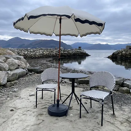 Lovely By The Sea With Shared Kitchen And Bathroom * Hundsnes