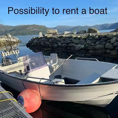 Lovely By The Sea With Shared Kitchen And Bathroom Hundsnes